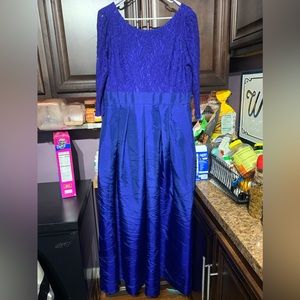 Beautiful gown looks better in person than in picture. has a corset back.